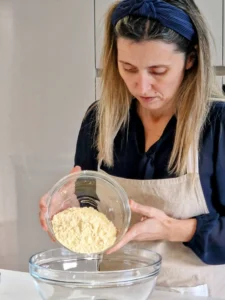 Receita de Crackers Nachos de Milho - Juntar as Farinhas